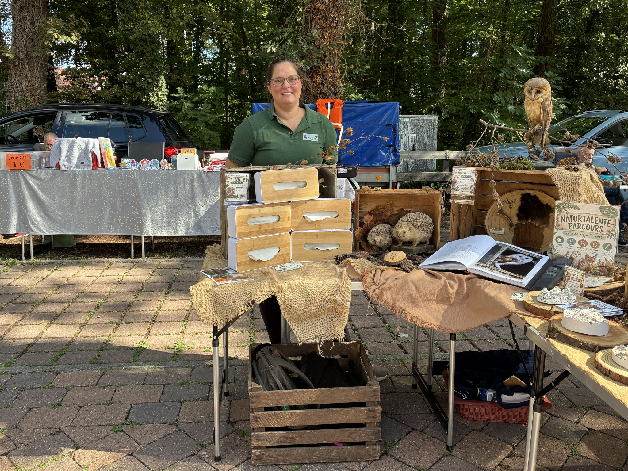 Eine Frau betreut einen Stand