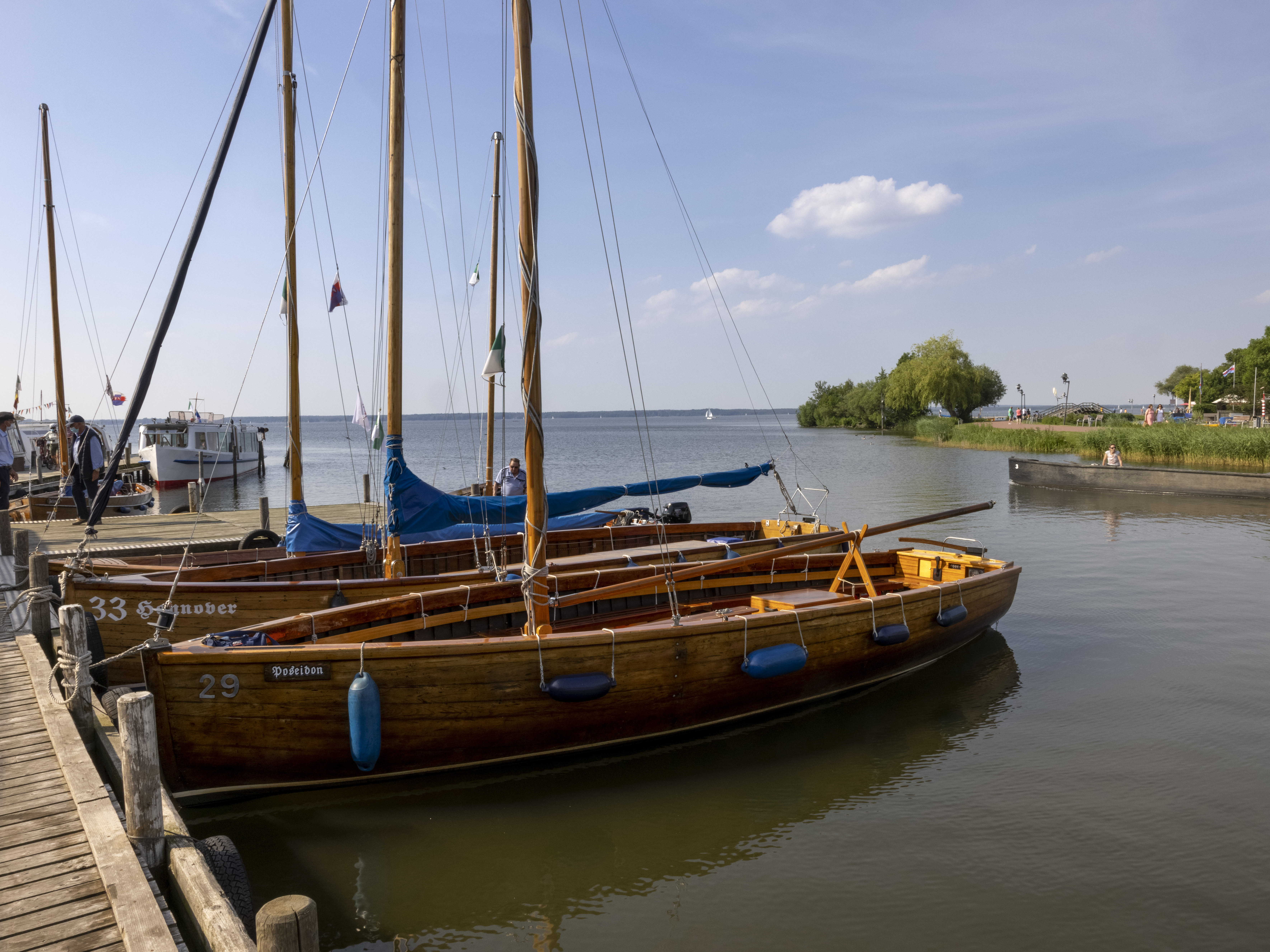 Holzboote an einem Steg