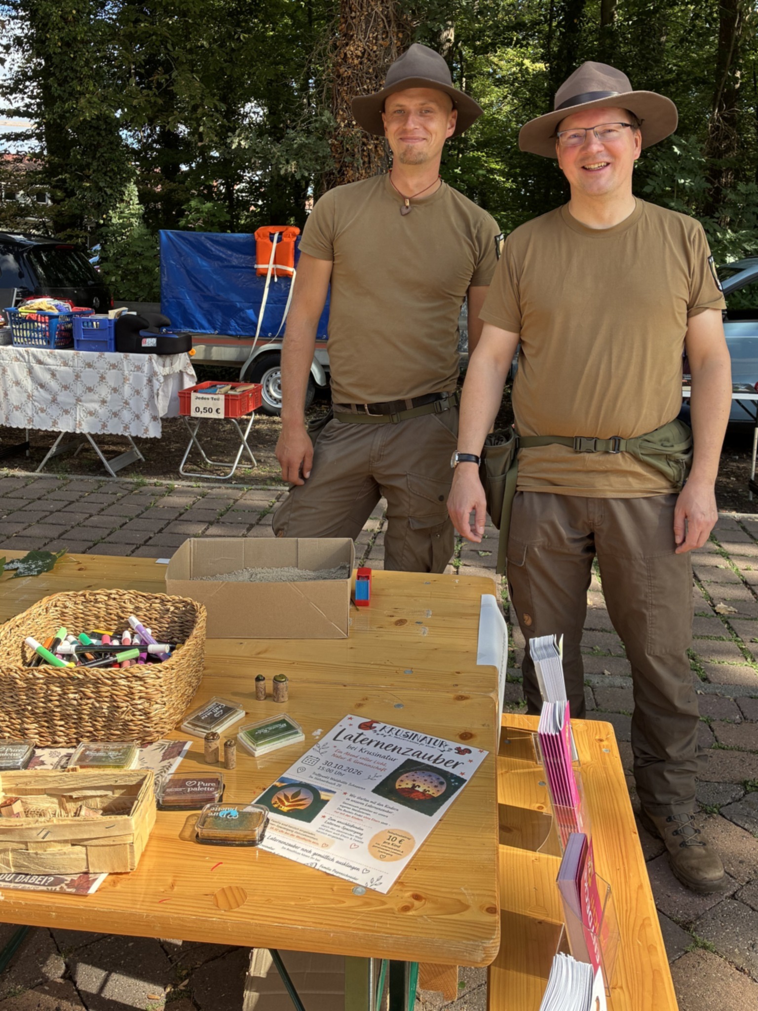 Zwei M&auml;nner stehen an einem Stand