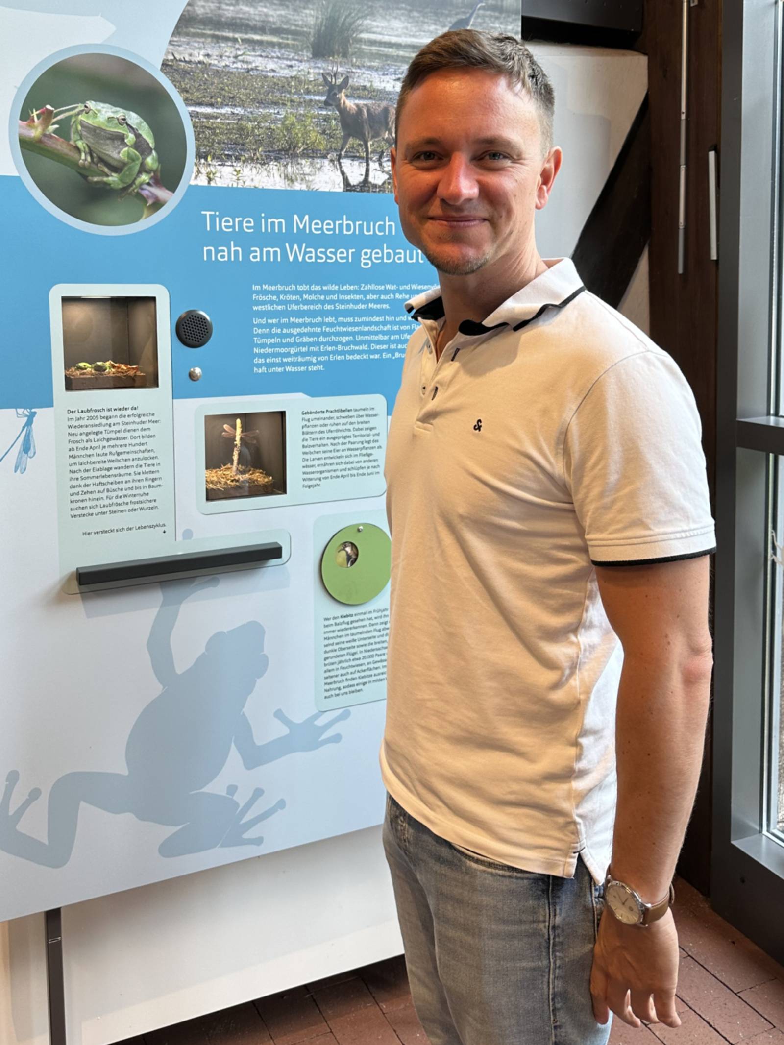 Porträtfoto eines Mannes in einer Ausstellung.