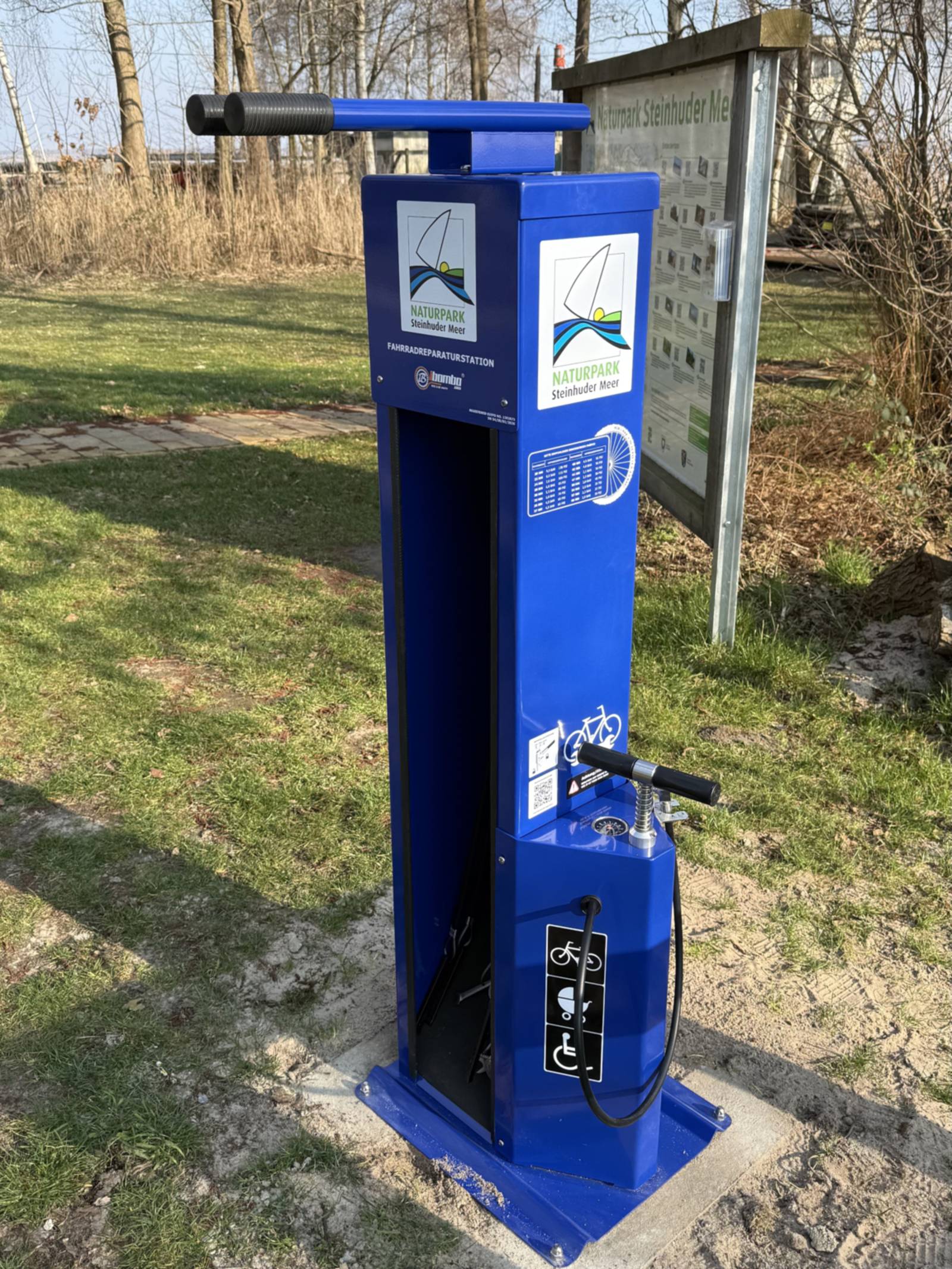 Fahrradreparaturstation mit Naturparklogo