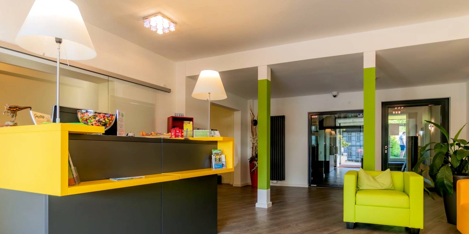 Lobby eines Hotels mit Empfangstresen