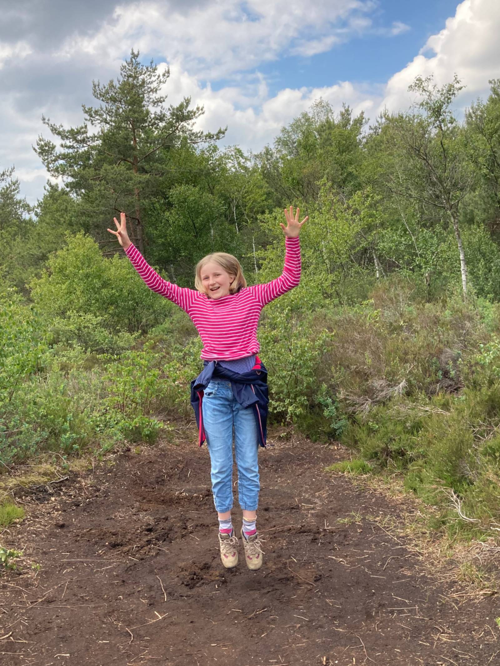 Eine Kind hüpft auf einer federnden Moorfläche