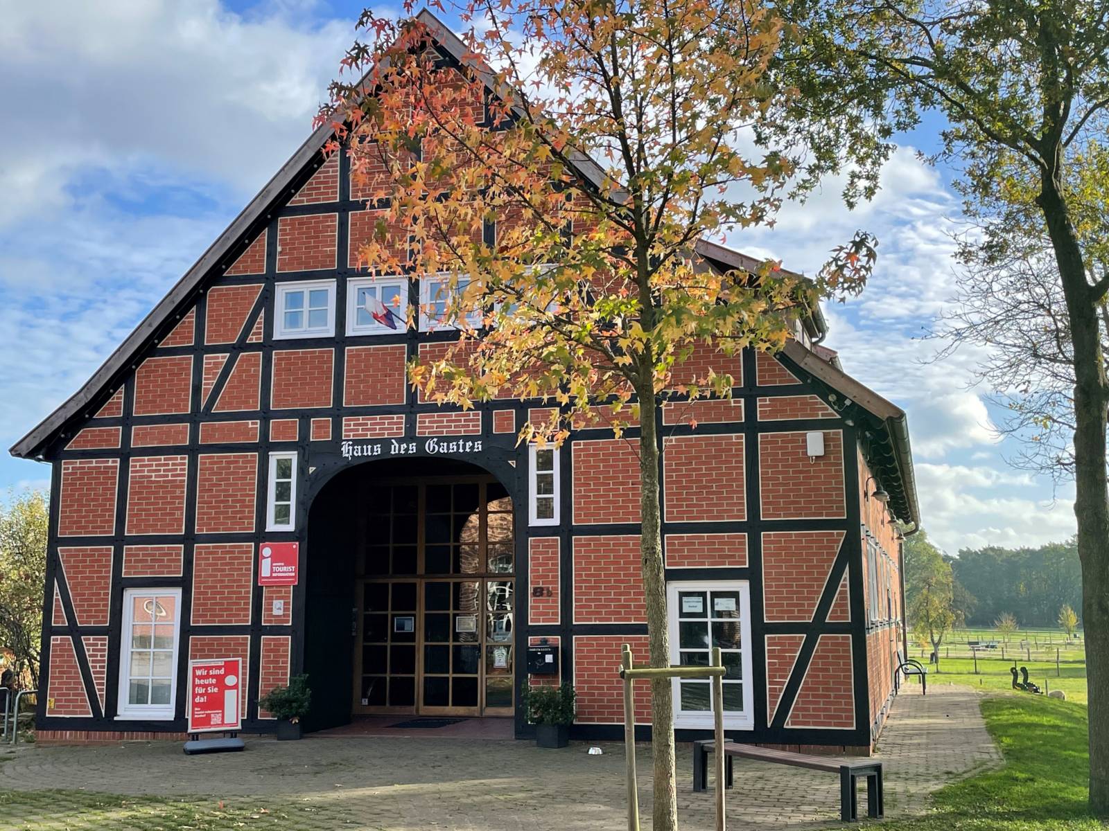 Anlaufstelle für Besucher*innen in einem Fachwerkgebäude