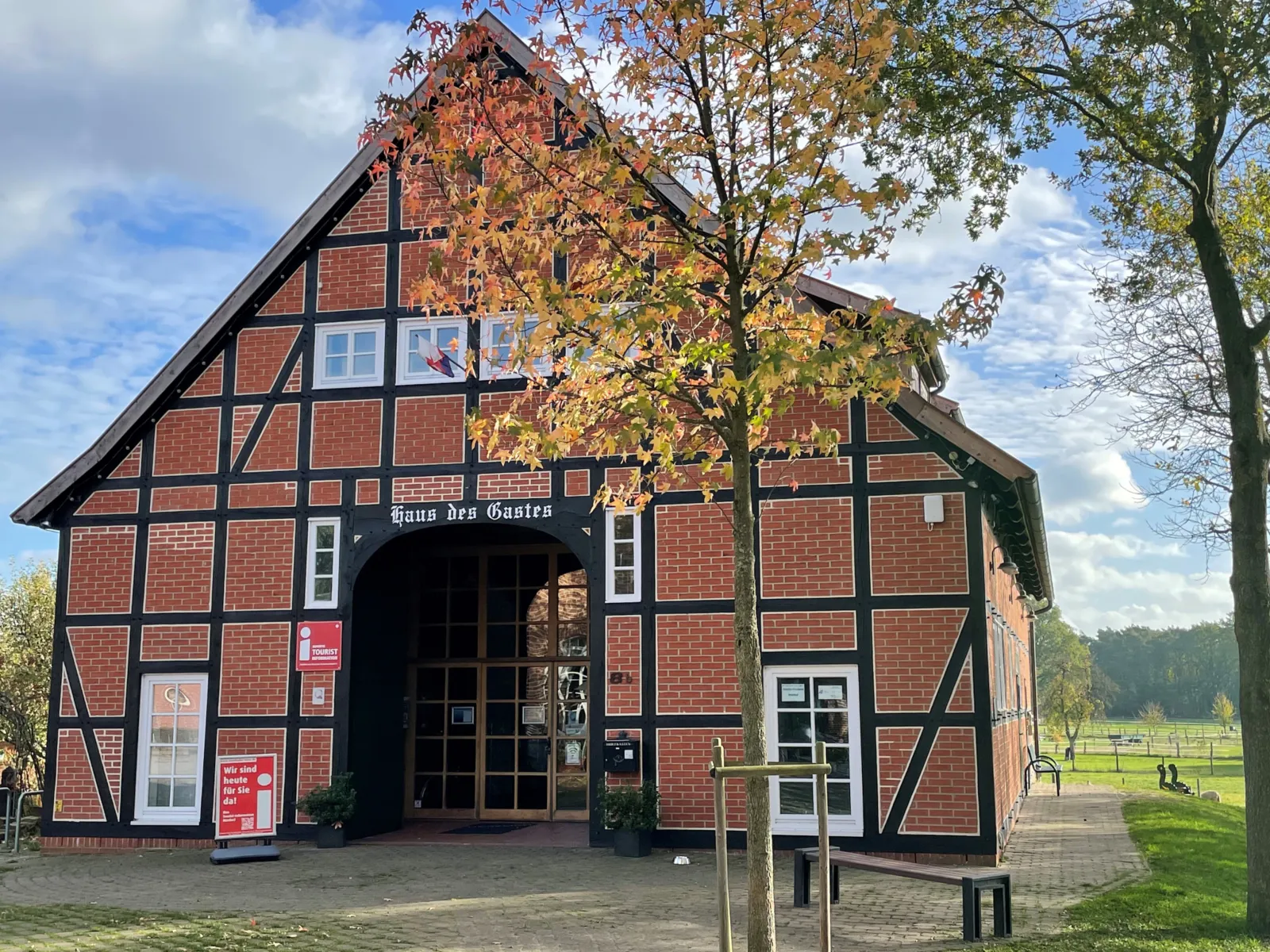 Anlaufstelle f&uuml;r Besucher*innen in einem Fachwerkgeb&auml;ude