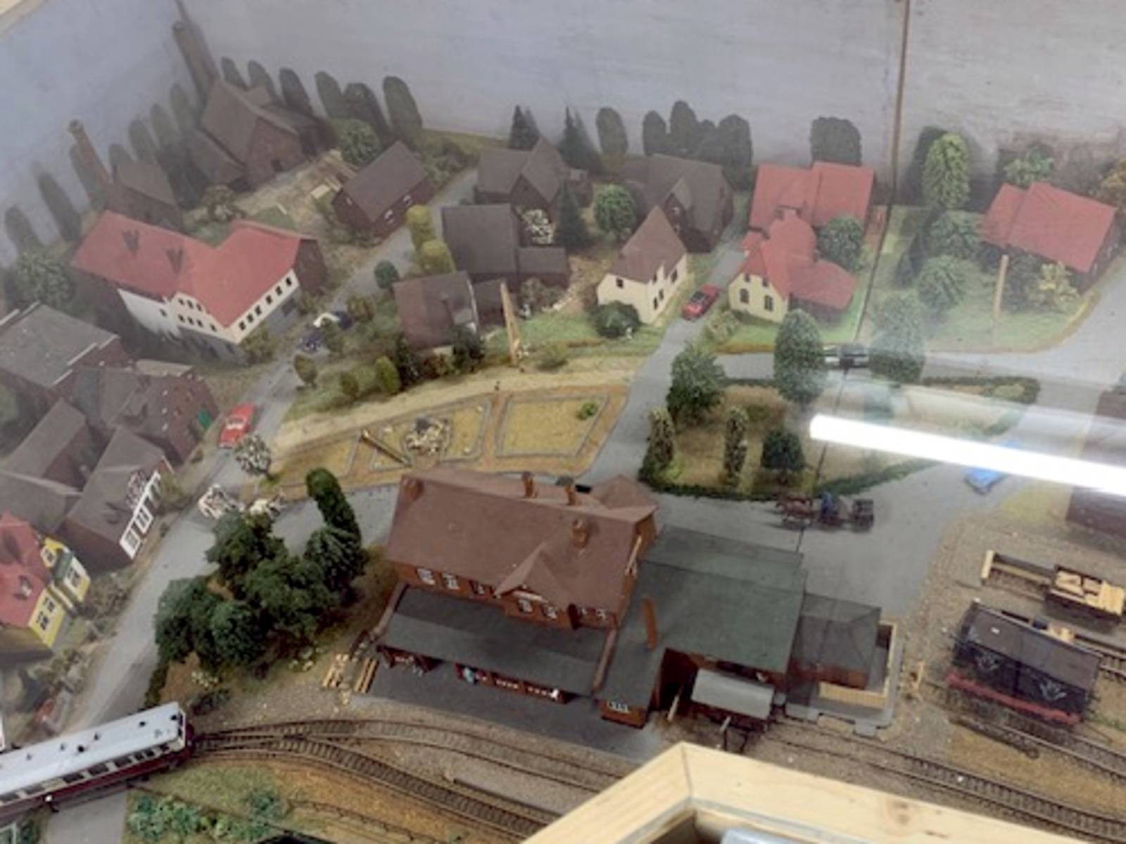 Blick auf eine Vitrine mit einer Modelleisenbahnanlage