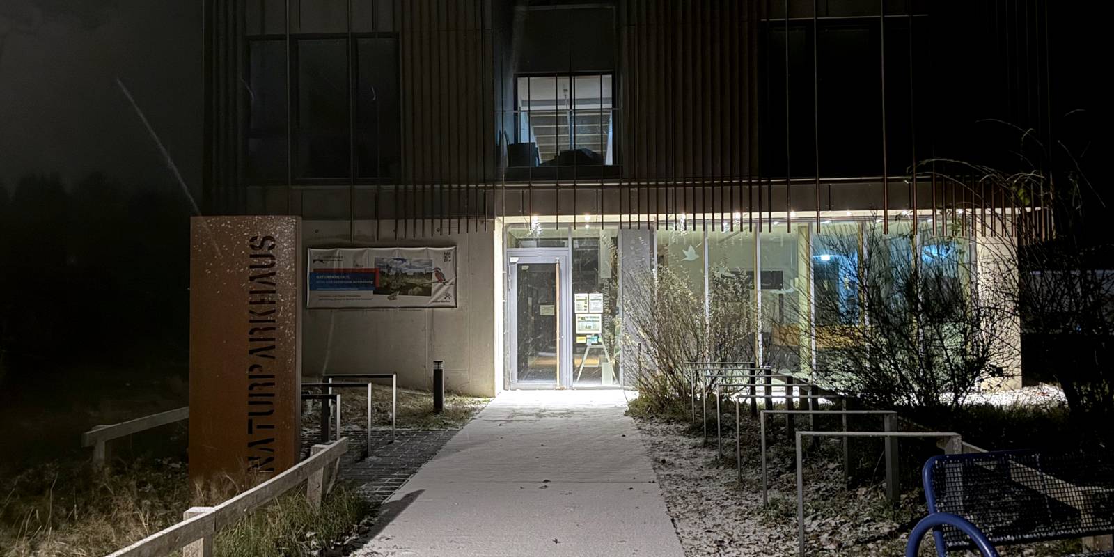 Schnee liegt auf dem Weg zum Naturpark-Haus Mardorf im Naturpark Steinhuder Meer.