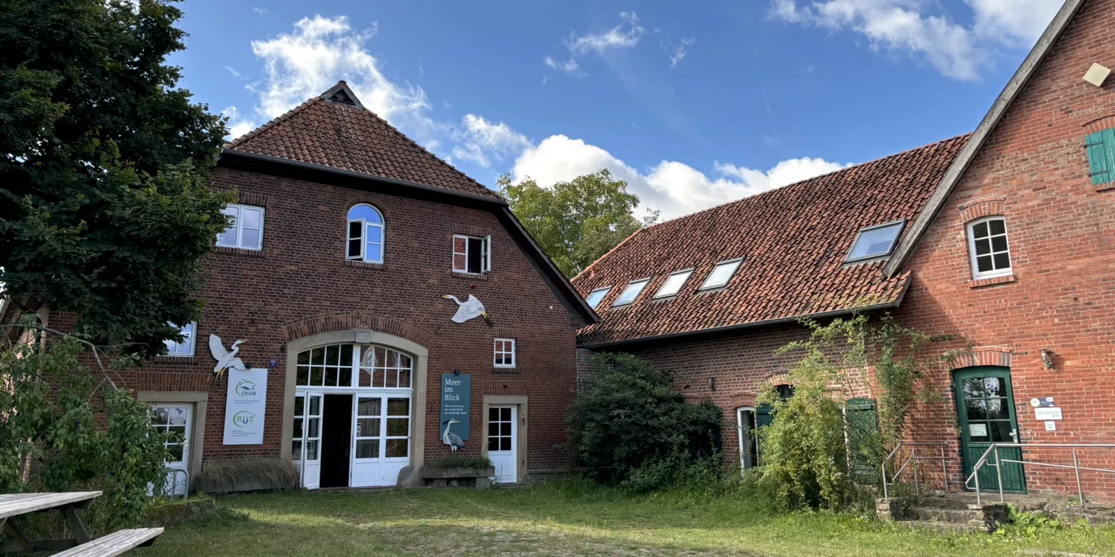Blick von au&szlig;en auf das Geb&auml;ude der &Ouml;kologische Schutzstation Steinhuder Meer e.V. (&Ouml;SSM e.V.)