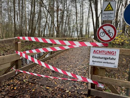 Absperrband sperrt den Weg zu einer Aussichtsplattform.