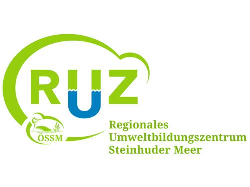 Logo: Die Buchstaben "RUZ" sind von einer elliptischen Form fast komplett umschlossen. Kleiner integriert ist das Logo der ÖSSM (Ökologische Schutzstation Steinhuder Meer). Rechts steht der Text "Regionales Umweltbildungszentrum Steinhuder Meer". Der Buchstabe "U" in "RUZ" ist in der unteren Hälfte blau, der Rest ist hellgrün auf weißem Grund.