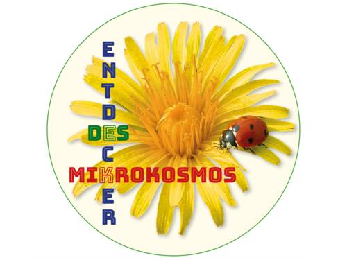 Logo: Ein Marienkäfer besucht eine gelbe Blüte. In der Art eines Kreuzworträtsels ist in bunten Farben der Text dazu angeordnet: "Entdecker des Mikrokosmos".