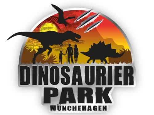 Logo: In einem Halbkreisbogen sind die Schatten eines zweibeinigen Raubdinosauriers und eines Stegosauriers und einer Flugechse sowie von zwei erwachsenen Menschen und einem Kind. Im Hintergrund geht die Sonne auf und zeigt eine bergige, bewachsene Landschaft in warmen Farbtönen von Gelb über Orange zu Rot. Darunter steht "Dinosaurier Park Münchehagen". Das beschriebene Logo wirkt wie ein Schild aus Metall, im oberen Bereich wirken drei parallele Furchen so, als habe ein gefährliches Wesen mit seiner Klaue das Metall beschädigt.