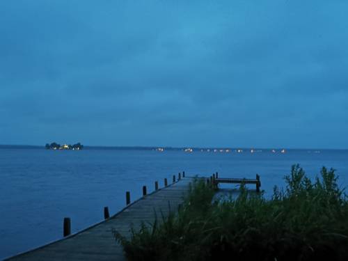 Blick bei Nacht über einen Steg auf Insel Wilhelmstein.
