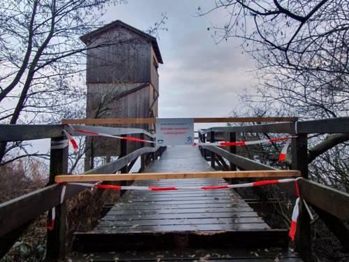 Zwei Querbalken mit Hinweisschild und rot-weißes Flatterband versperren den Zugang zum Winzlarer Turm.