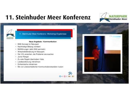Bildcollage eines Videostreams: Ergebnisse von Workshops werden auf einer Bühne vorgestellt (kleines Bild rechts), links werden die Ergebnisse als Text präsentiert.