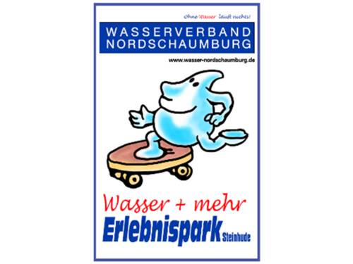 Logo: Ein Wassertropfen fährt auf einem Skatboard. Diese gezeichnete Szene wird umrahmt von den Worten: "Ohne Wasser läuft nichts. Wasserverband Nordschaumburg. www.wasser-nordschaumburg.de Wasser + mehr. Erlebnispark. Steinhude" und einem blauen Rahmen.
