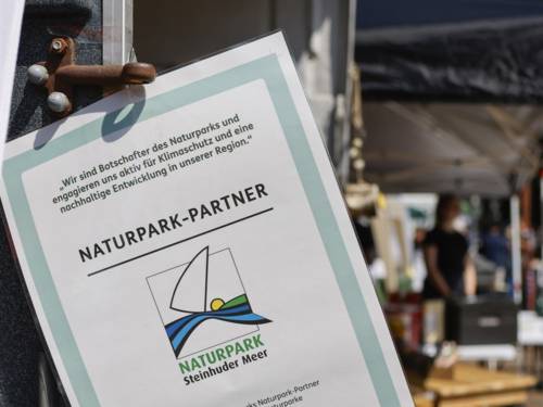 Ein Aushang informiert über Naturpark-Partner