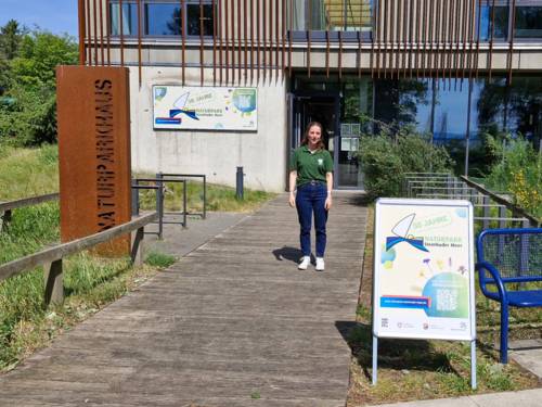 Eine Person vor dem Naturparkhaus in Mardorf am Steinhuder Meer