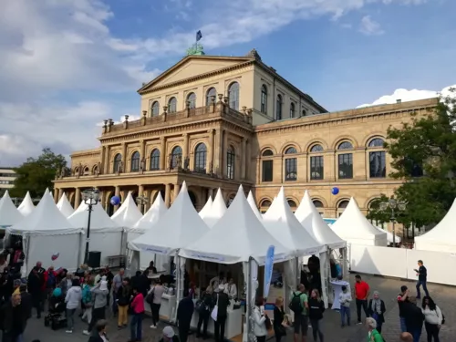 Wei&szlig;e Pagoden mit Zipfeln vor einem Opernhaus