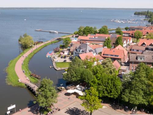 Blick aus der Vogelperspektive auf die Uferpromenade in Wunstorf-Steinhude (Region Hannover).