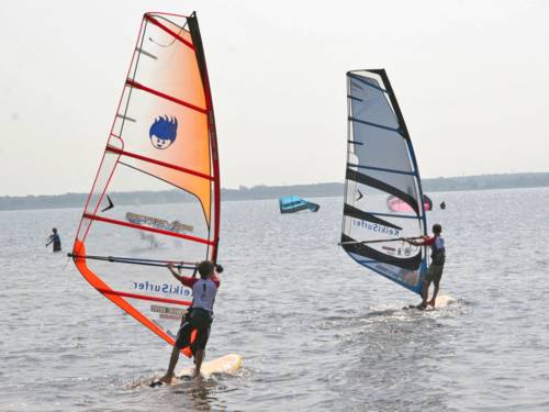 Zwei Windsurfer betreiben Wassersport auf dem Steinhuder Meer.
