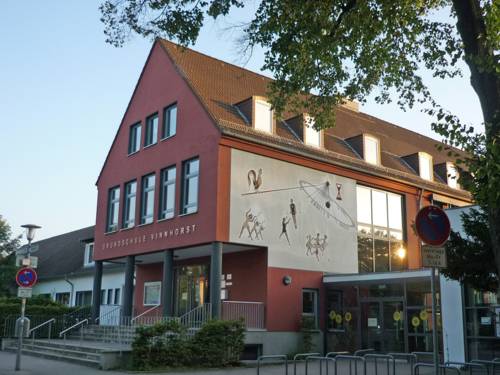 Der Eingang zur Grundschule Vinnhorst im Morgenlicht