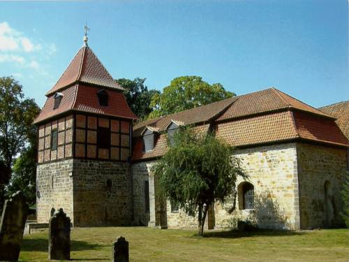 Altes Kirchengebäude mit dicken Mauern, das an eine Burg erinnern.