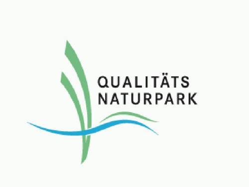 Logo mit Linien in den Farben Grün und Blau und der Text "Qualitäts Naturpark".