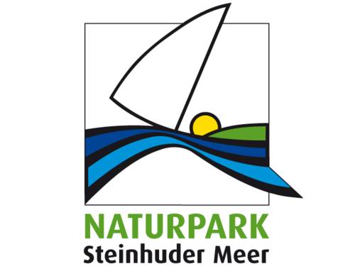Das Logo des Naturparks Steinhuder Meer zeigt ein stilisiertes Segelboot und daruner blaue und grüne Flächen, die Land und Wasser symbolisieren. Ein gelber Kreis stellt die Sonne dar.