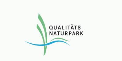 Logo mit Linien in den Farben Grün und Blau und der Text "Qualitäts Naturpark".