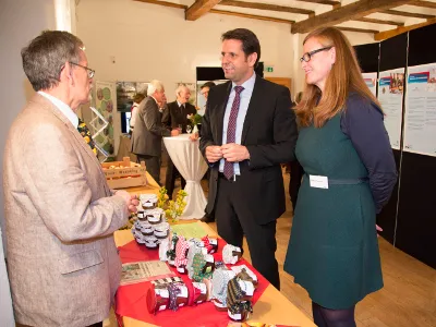 Olaf Lies und Sonja Papenfu&szlig; gehen &uuml;ber den Marktplatz und legen an einem Stand mit Marmeladen einen Stopp ein.