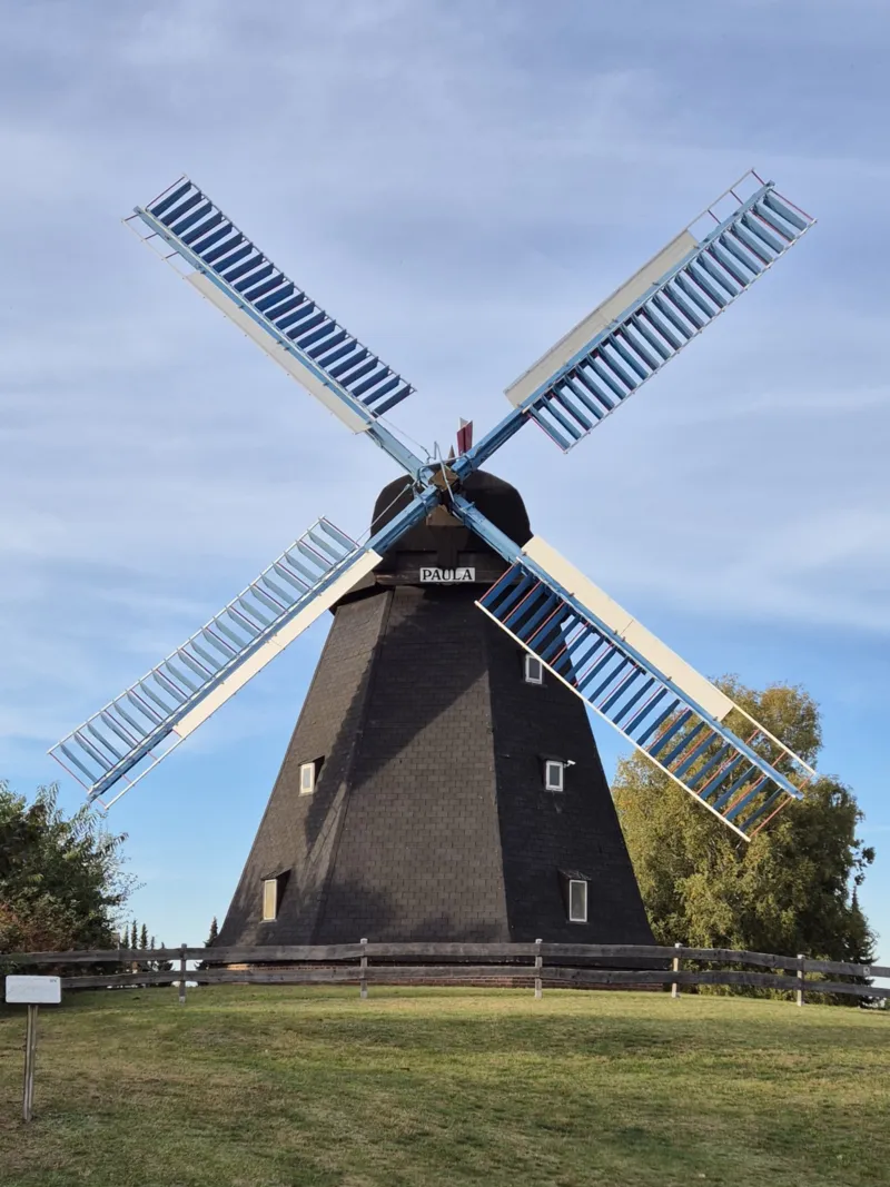 Auf einem Hügel steht eine Windmühle
