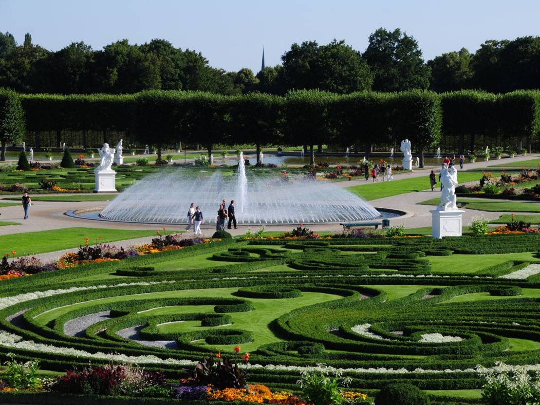 Parterre Mit Glockenfont ne Impressionen Aus Den Herrenh user G rten 