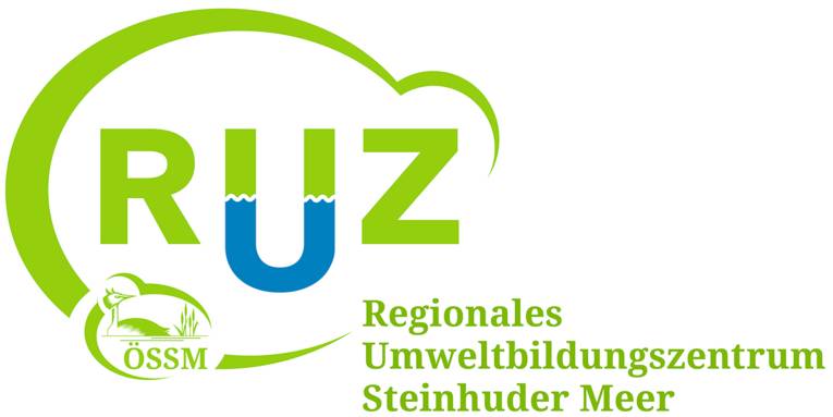 Logo: Die Buchstaben "RUZ" sind von einer elliptischen Form fast komplett umschlossen. Kleiner integriert ist das Logo der ÖSSM (Ökologische Schutzstation Steinhuder Meer). Rechts steht der Text "Regionales Umweltbildungszentrum Steinhuder Meer". Der Buchstabe "U" in "RUZ" ist in der unteren Hälfte blau, der Rest ist hellgrün auf weißem Grund.