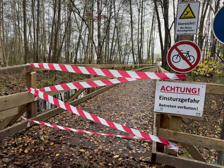 Absperrband sperrt den Weg zu einer Aussichtsplattform.