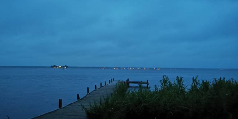 Blick bei Nacht über einen Steg auf Insel Wilhelmstein.