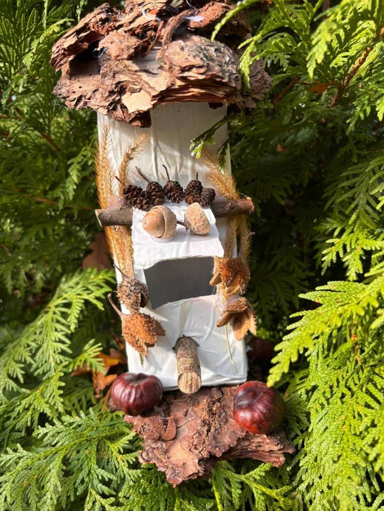 Vogelfutterh&auml;uschen aus Getr&auml;nkepackung.