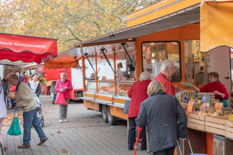 Menschen auf dem Wochenmarkt in Stöcken.