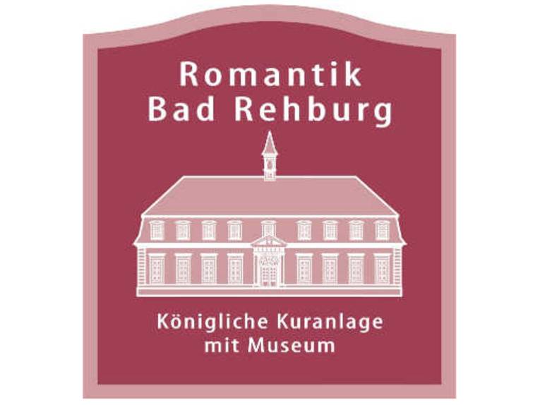 Logo: Oben der Text "Romantik Bad Rehburg", darunter ein historischer die gezeichnete Front eines historischen Gebäudes. Darunter der Text: "Königliche Kuranlage mit Museum".