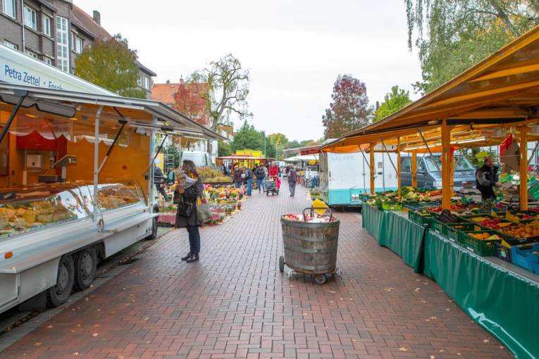 Blick auf die Gasse beim Wochenmarkt in der Klopstockstraße