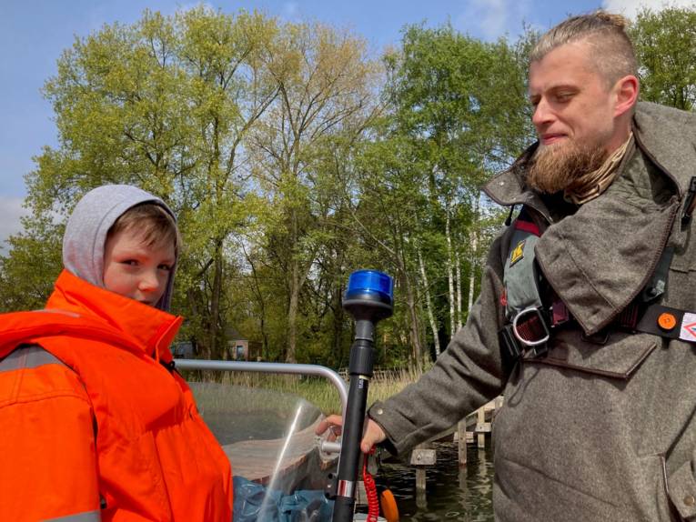 Ein Junge und ein Mann in einem Boot