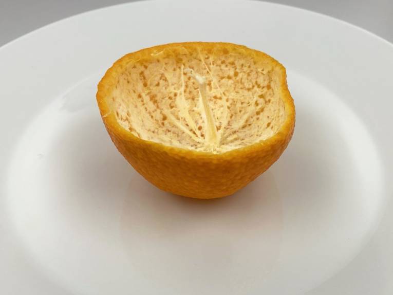 Schale einer Mandarine ohne Fruchtfleisch.