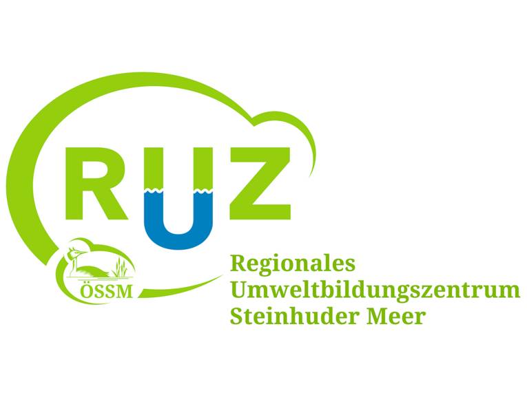 Logo: Die Buchstaben "RUZ" sind von einer elliptischen Form fast komplett umschlossen. Kleiner integriert ist das Logo der ÖSSM (Ökologische Schutzstation Steinhuder Meer). Rechts steht der Text "Regionales Umweltbildungszentrum Steinhuder Meer". Der Buchstabe "U" in "RUZ" ist in der unteren Hälfte blau, der Rest ist hellgrün auf weißem Grund.