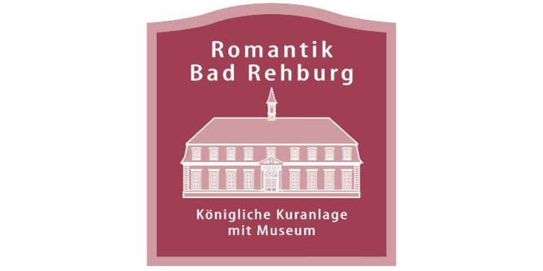 Logo: Oben der Text "Romantik Bad Rehburg", darunter ein historischer die gezeichnete Front eines historischen Gebäudes. Darunter der Text: "Königliche Kuranlage mit Museum".