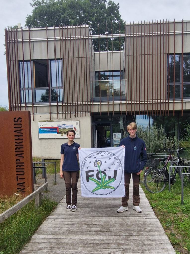 Zwei junge Menschen vor dem Naturparkhaus in Mardof