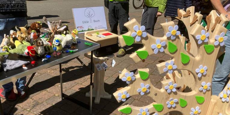 Holzgestell in Form eines Baumes.