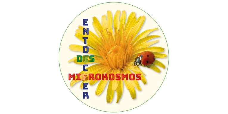 Logo: Ein Marienkäfer besucht eine gelbe Blüte. In der Art eines Kreuzworträtsels ist in bunten Farben der Text dazu angeordnet: "Entdecker des Mikrokosmos".
