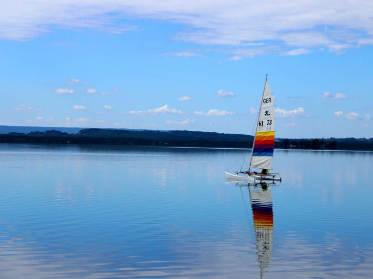 Ein Katamaran segelt über das Steinhuder Meer.