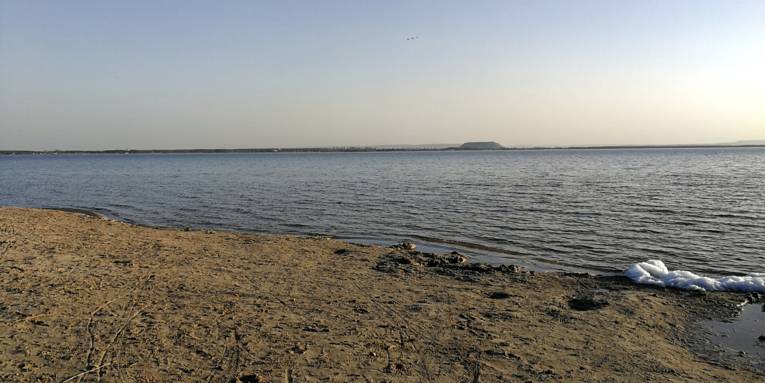 Ein kleiner Eisrest liegt am Surfstrand am Steinhuder Meer.