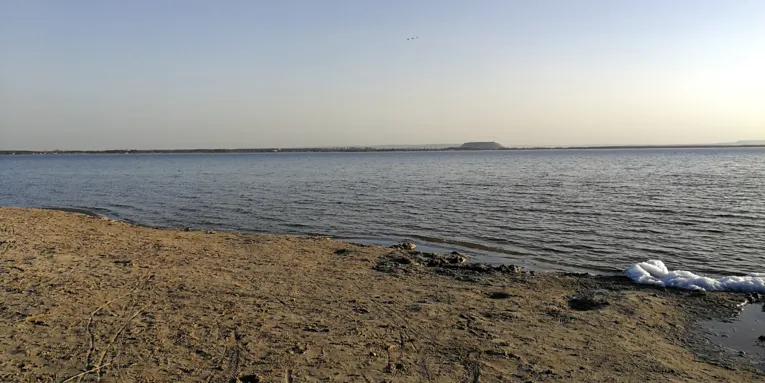 Ein kleiner Eisrest liegt am Surfstrand am Steinhuder Meer.